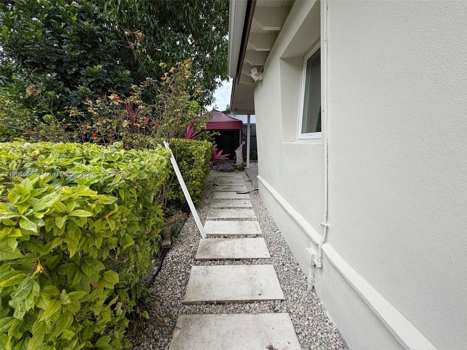 最近售出: $600,000 (4 贝兹, 2 浴室, 1585 平方英尺)