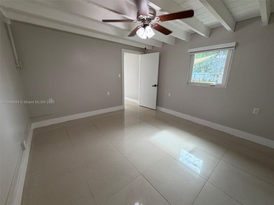 最近售出: $600,000 (4 贝兹, 2 浴室, 1585 平方英尺)