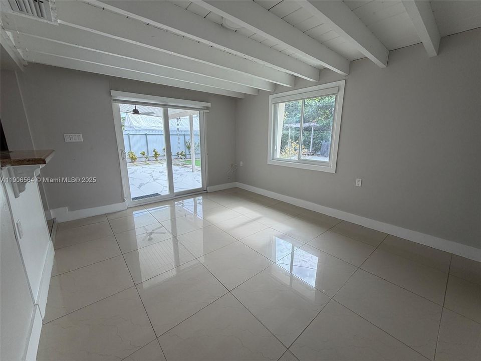 最近售出: $600,000 (4 贝兹, 2 浴室, 1585 平方英尺)