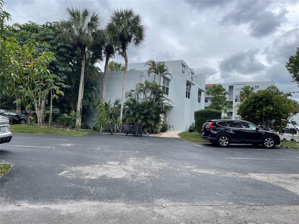 Active With Contract: $1,795 (2 beds, 2 baths, 980 Square Feet)