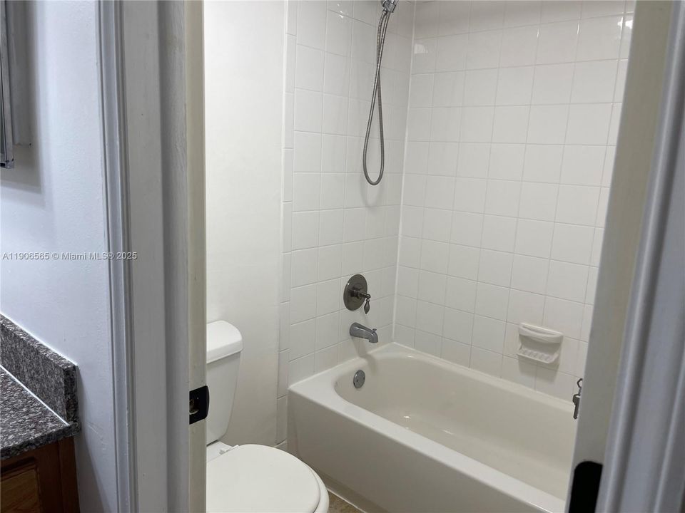 Active With Contract: $1,795 (2 beds, 2 baths, 980 Square Feet)