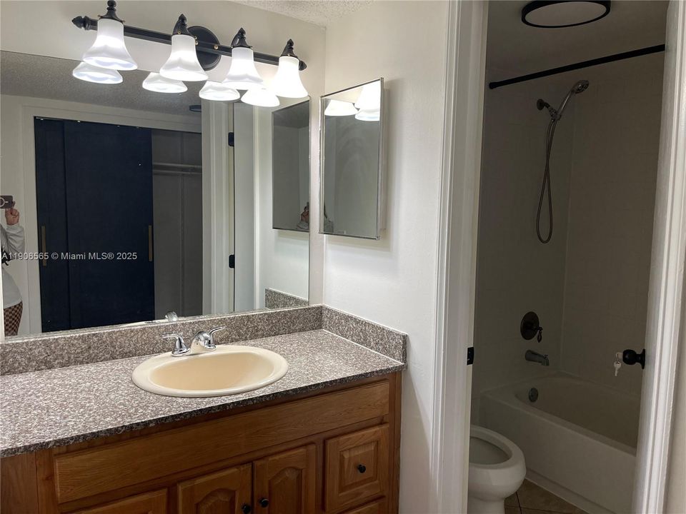 Active With Contract: $1,795 (2 beds, 2 baths, 980 Square Feet)