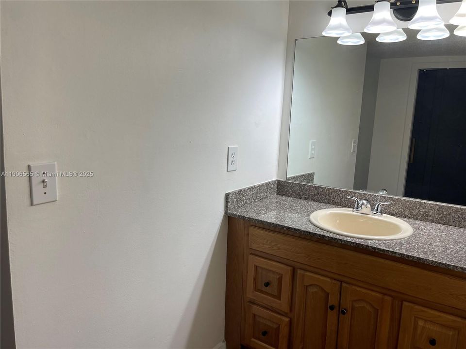 Active With Contract: $1,795 (2 beds, 2 baths, 980 Square Feet)