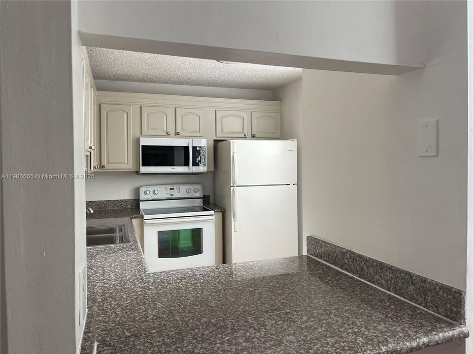 Active With Contract: $1,795 (2 beds, 2 baths, 980 Square Feet)