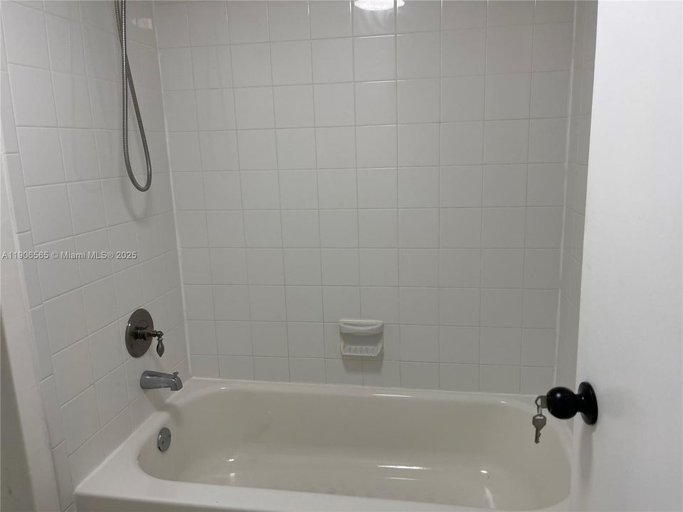 Active With Contract: $1,795 (2 beds, 2 baths, 980 Square Feet)