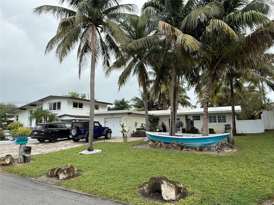 Active With Contract: $4,700 (3 beds, 2 baths, 1222 Square Feet)