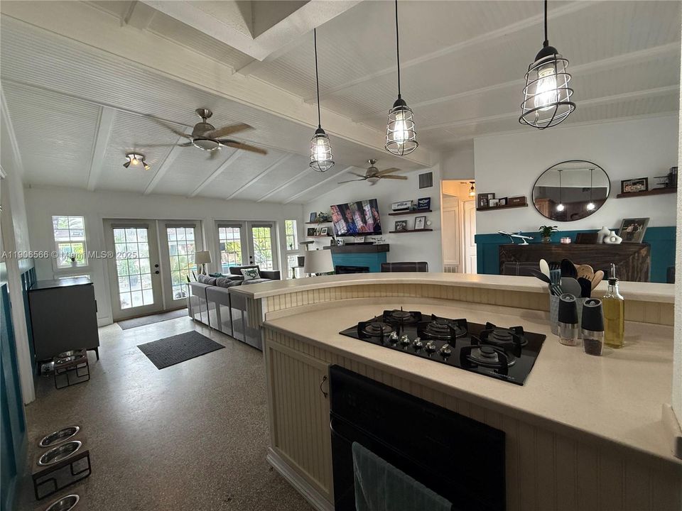 Active With Contract: $4,700 (3 beds, 2 baths, 1222 Square Feet)