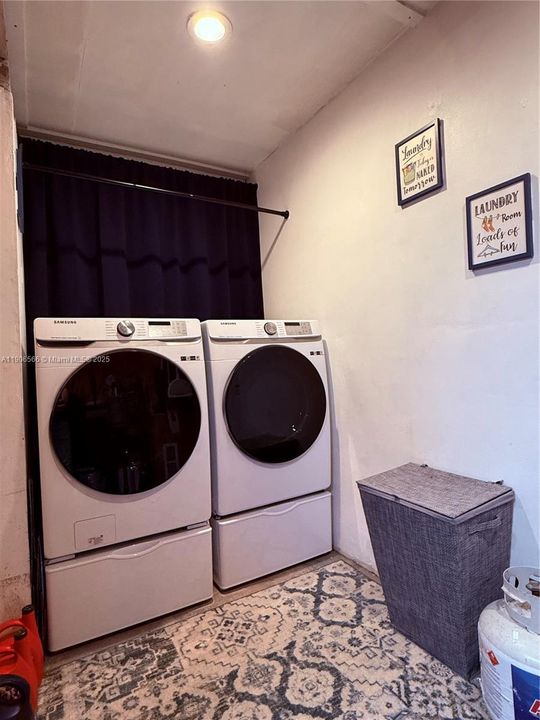 Active With Contract: $4,700 (3 beds, 2 baths, 1222 Square Feet)