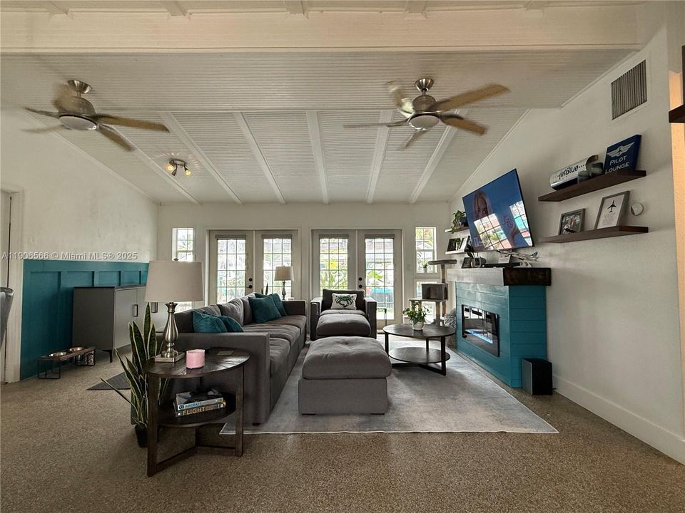 Active With Contract: $4,700 (3 beds, 2 baths, 1222 Square Feet)