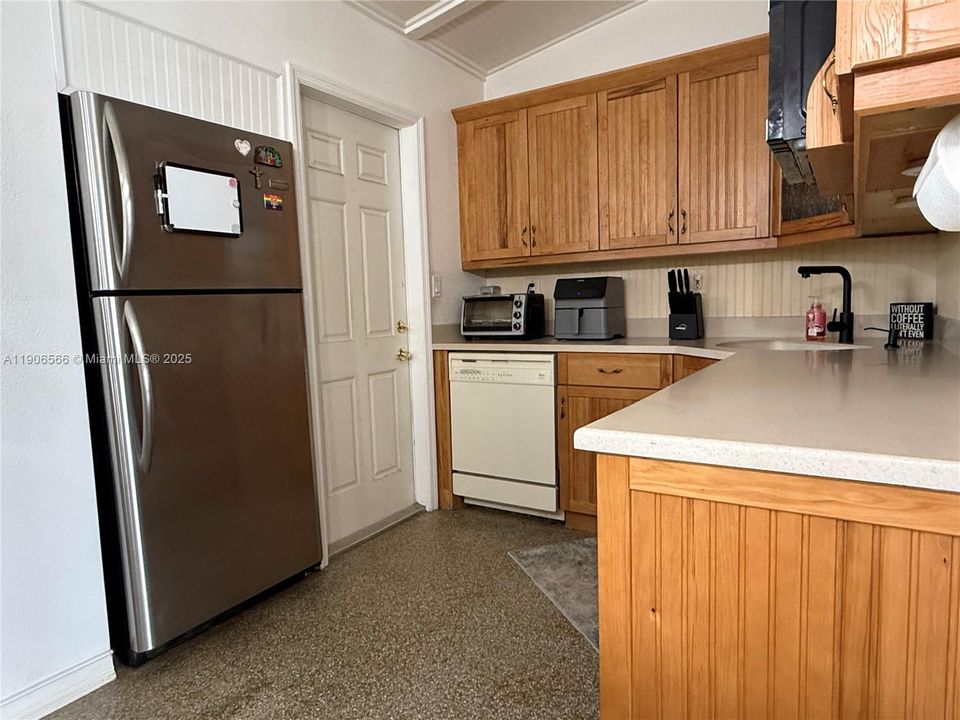 Active With Contract: $4,700 (3 beds, 2 baths, 1222 Square Feet)