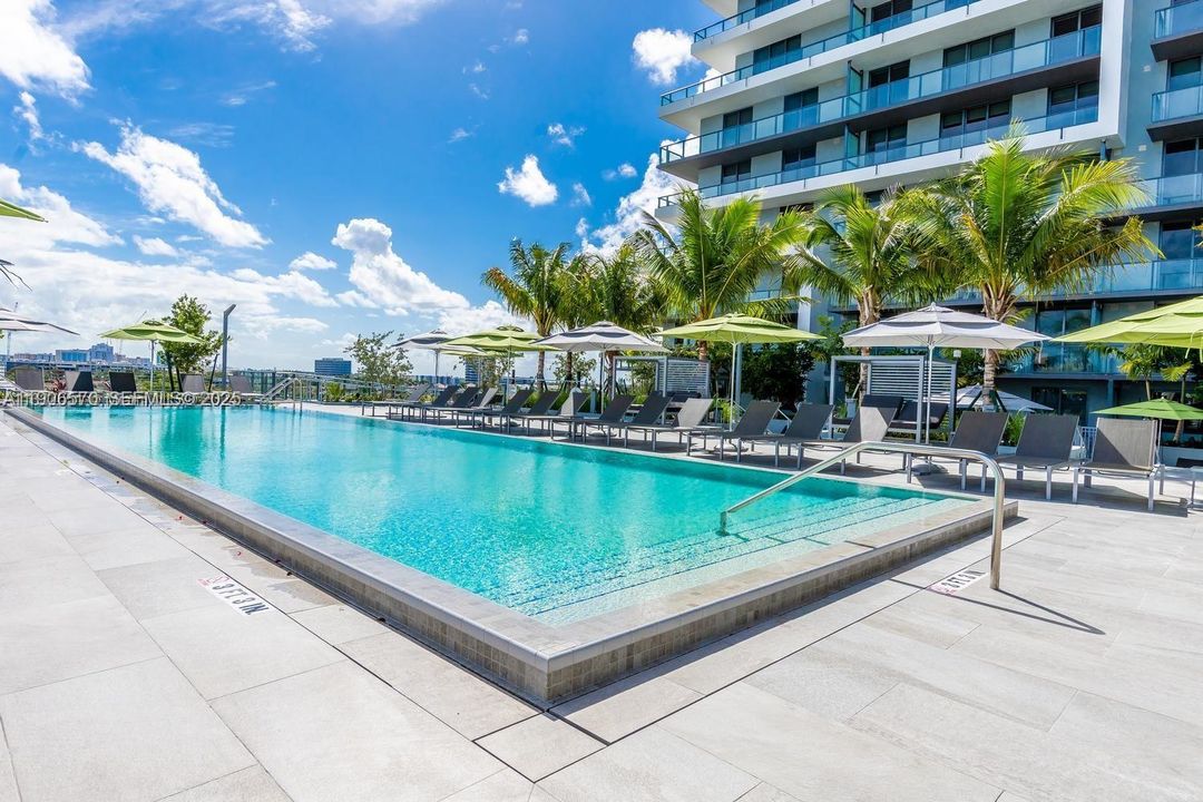 For Sale: $720,000 (2 beds, 2 baths, 1099 Square Feet)