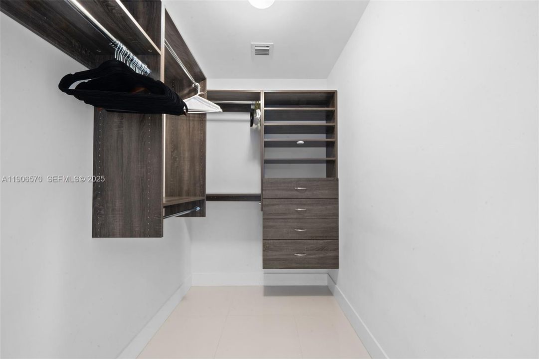 For Sale: $720,000 (2 beds, 2 baths, 1099 Square Feet)