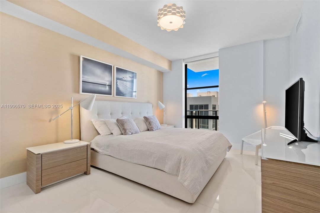 For Sale: $720,000 (2 beds, 2 baths, 1099 Square Feet)