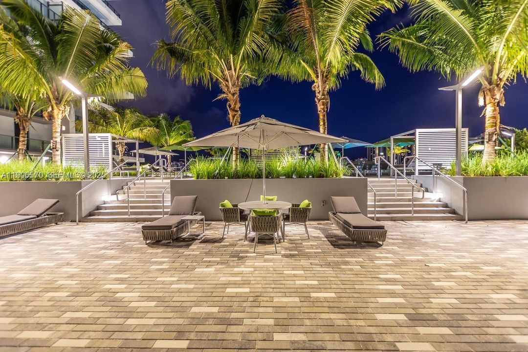 For Sale: $720,000 (2 beds, 2 baths, 1099 Square Feet)