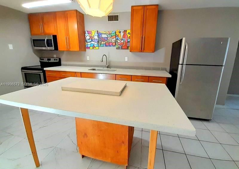 待售: $180,000 (2 贝兹, 2 浴室, 873 平方英尺)