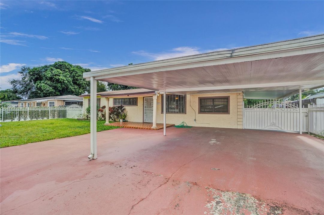 Active With Contract: $560,000 (3 beds, 2 baths, 1759 Square Feet)