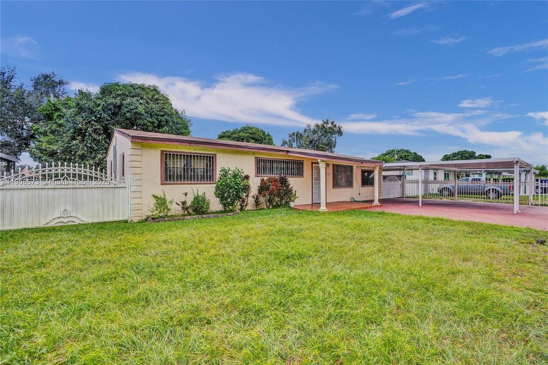 Active With Contract: $560,000 (3 beds, 2 baths, 1759 Square Feet)