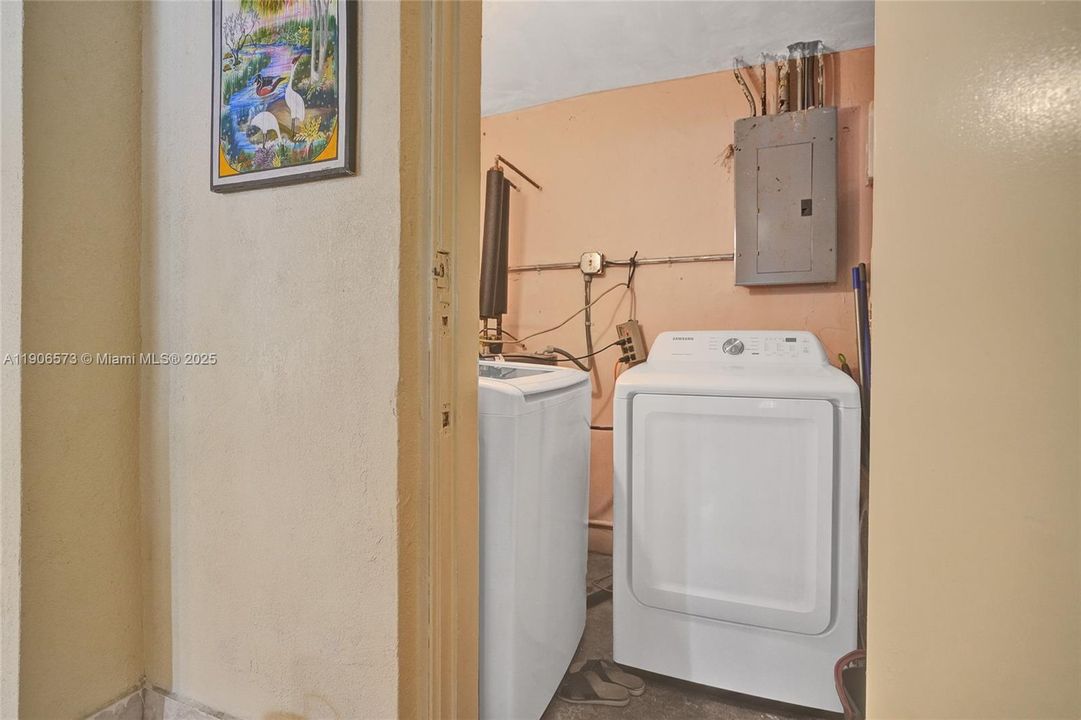 Active With Contract: $560,000 (3 beds, 2 baths, 1759 Square Feet)