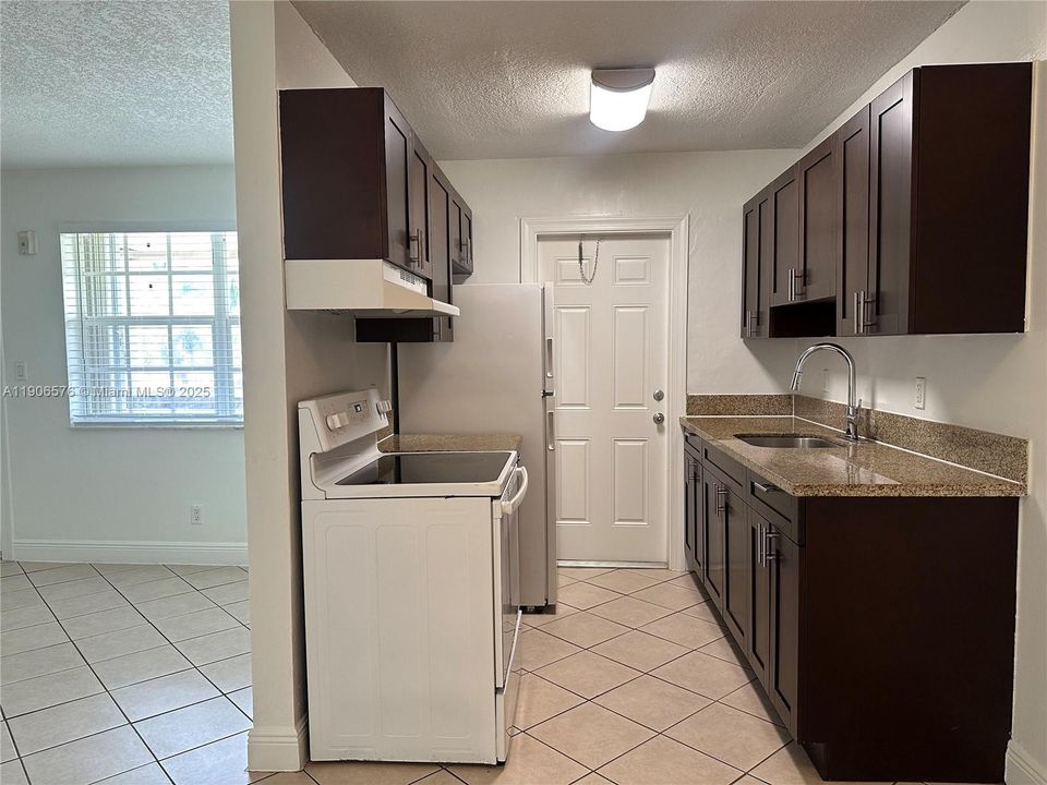 出租: $1,525 (1 贝兹, 1 浴室, 0 平方英尺)