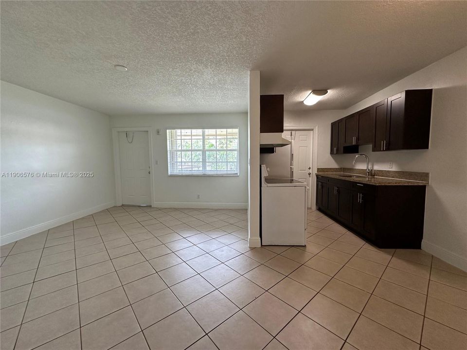 出租: $1,525 (1 贝兹, 1 浴室, 0 平方英尺)