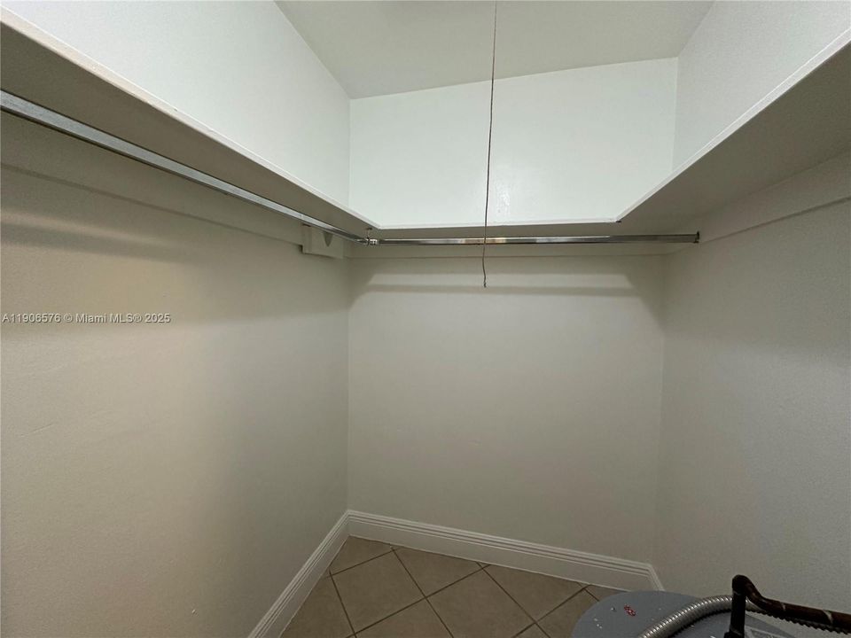 出租: $1,525 (1 贝兹, 1 浴室, 0 平方英尺)