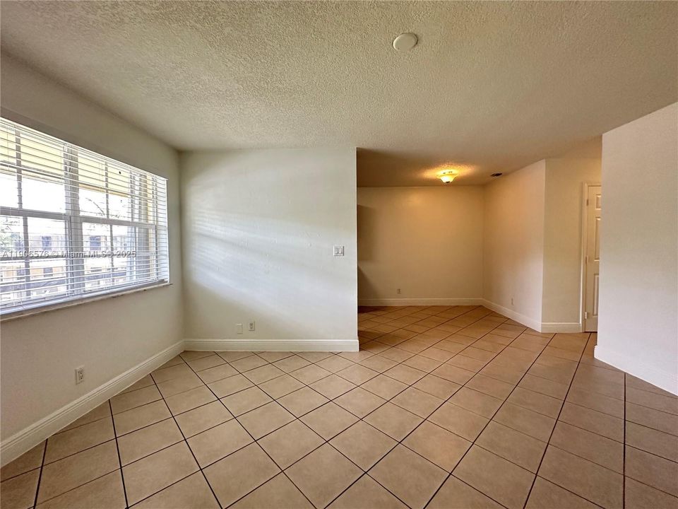 出租: $1,525 (1 贝兹, 1 浴室, 0 平方英尺)