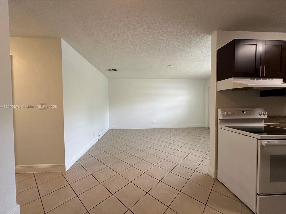 出租: $1,525 (1 贝兹, 1 浴室, 0 平方英尺)