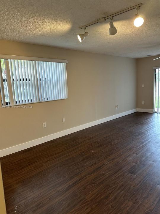 For Sale: $280,000 (3 beds, 2 baths, 1216 Square Feet)