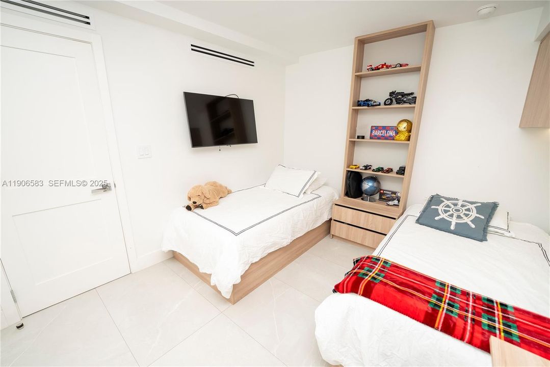 For Rent: $7,800 (2 beds, 2 baths, 1042 Square Feet)