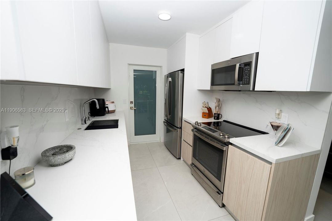 For Rent: $7,800 (2 beds, 2 baths, 1042 Square Feet)