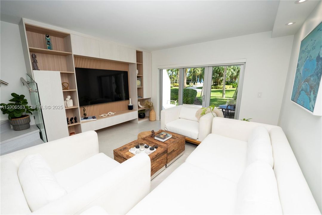 For Rent: $7,800 (2 beds, 2 baths, 1042 Square Feet)