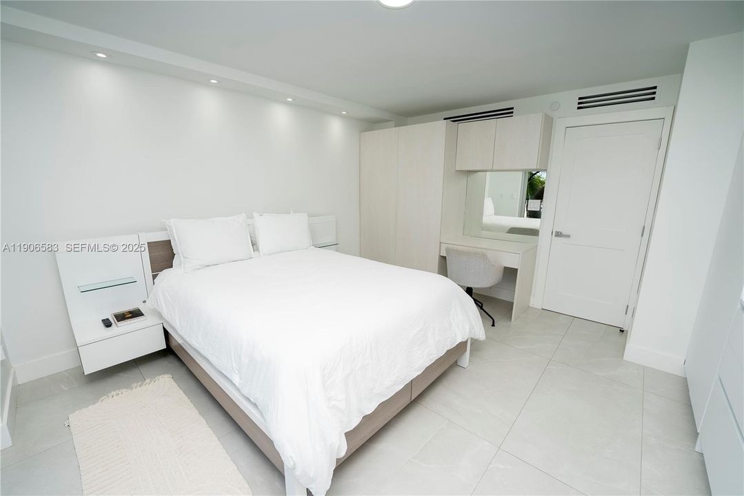 For Rent: $7,800 (2 beds, 2 baths, 1042 Square Feet)