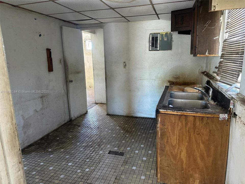 待售: $650,000 (6 贝兹, 3 浴室, 3573 平方英尺)