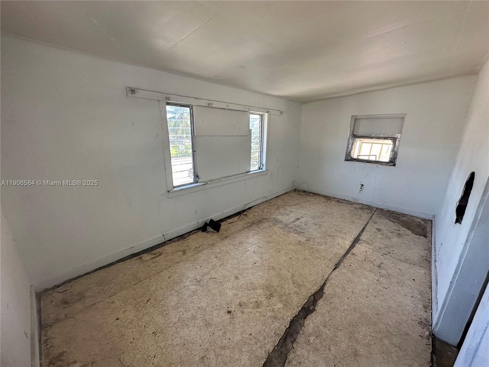 待售: $650,000 (6 贝兹, 3 浴室, 3573 平方英尺)