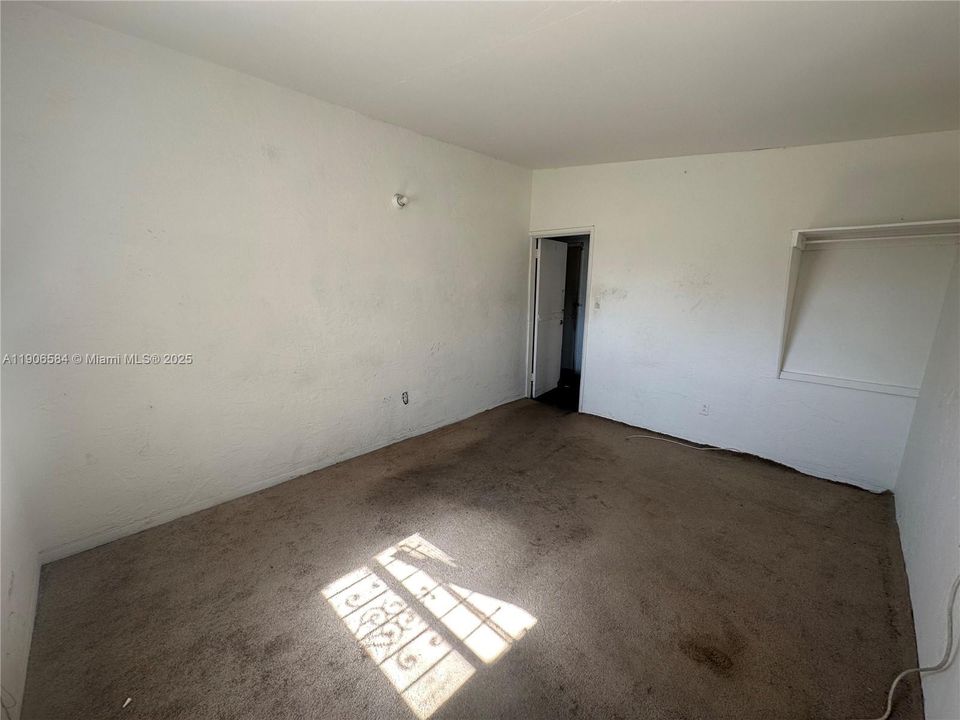 待售: $650,000 (6 贝兹, 3 浴室, 3573 平方英尺)