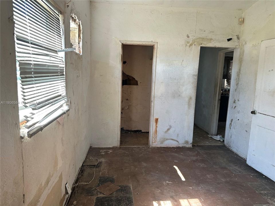 待售: $650,000 (6 贝兹, 3 浴室, 3573 平方英尺)