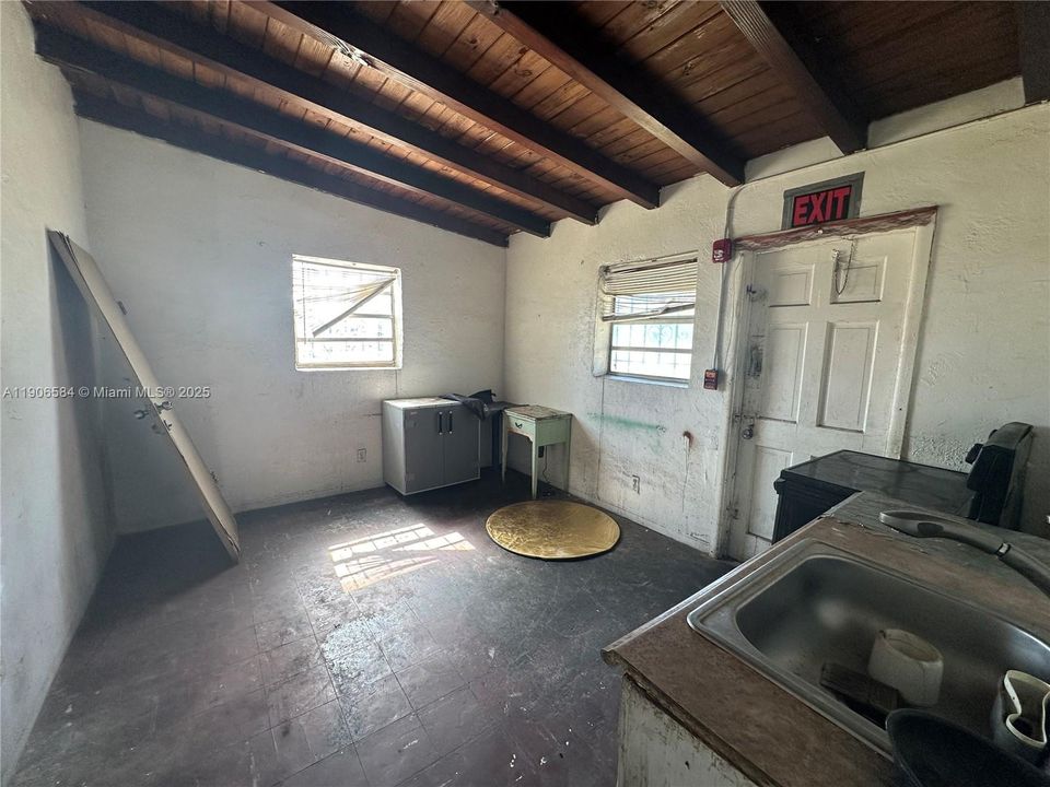 待售: $650,000 (6 贝兹, 3 浴室, 3573 平方英尺)