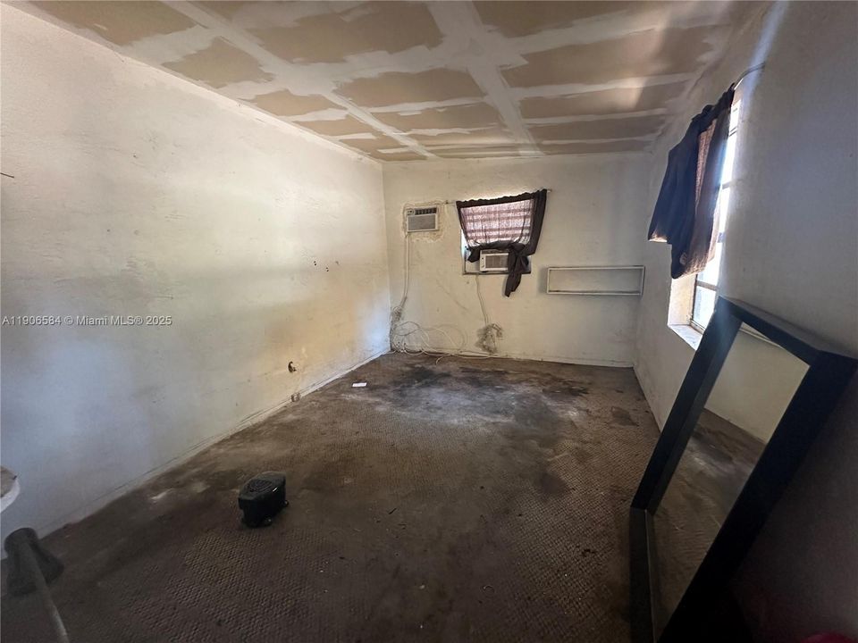 待售: $650,000 (6 贝兹, 3 浴室, 3573 平方英尺)