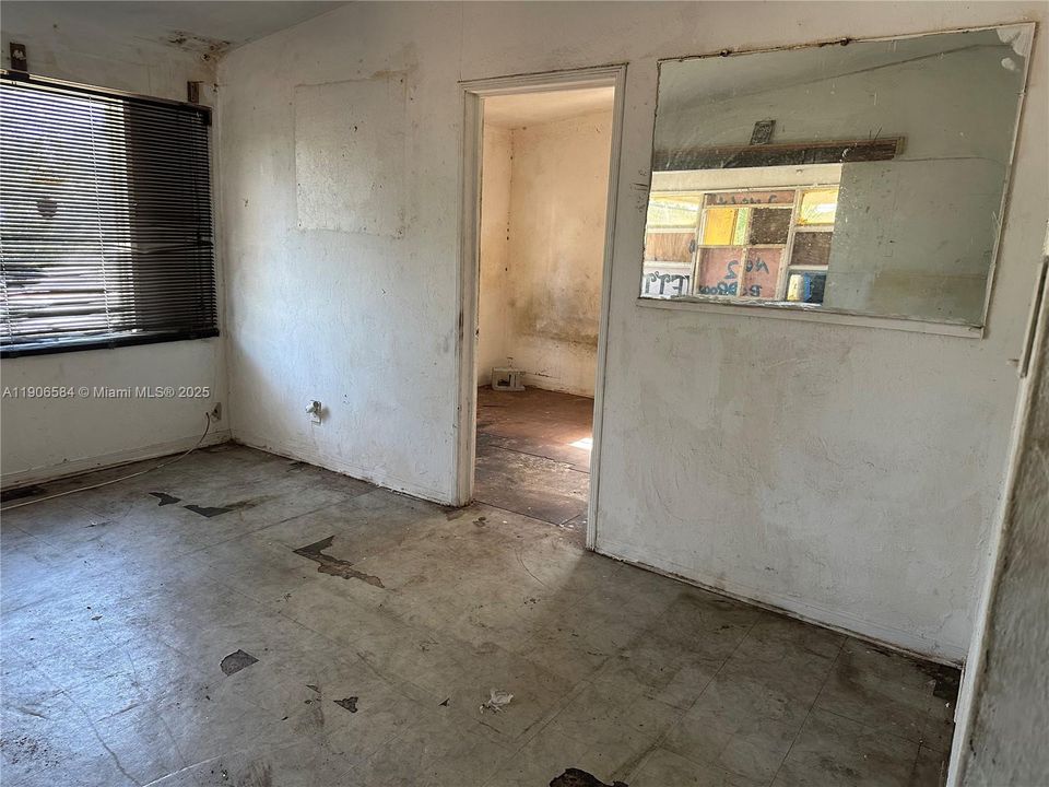 待售: $650,000 (6 贝兹, 3 浴室, 3573 平方英尺)