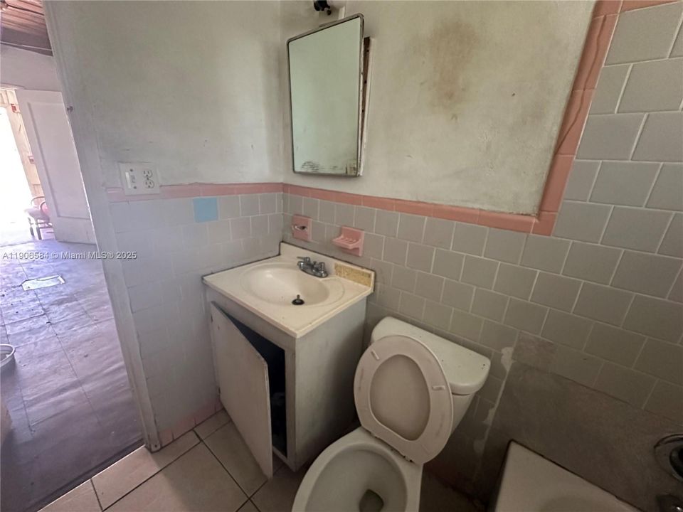 待售: $650,000 (6 贝兹, 3 浴室, 3573 平方英尺)