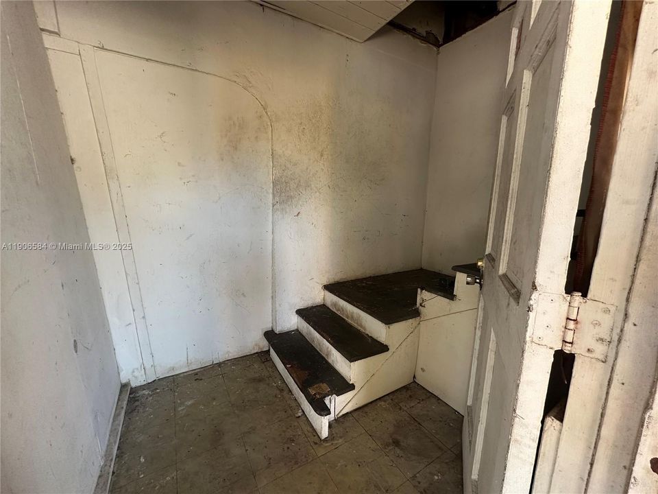 待售: $650,000 (6 贝兹, 3 浴室, 3573 平方英尺)