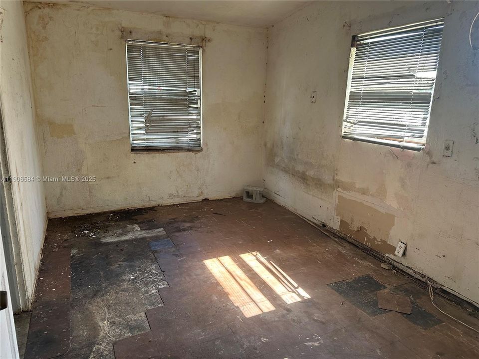 待售: $650,000 (6 贝兹, 3 浴室, 3573 平方英尺)