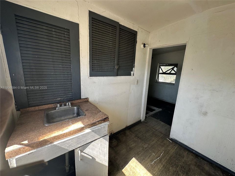 待售: $650,000 (6 贝兹, 3 浴室, 3573 平方英尺)