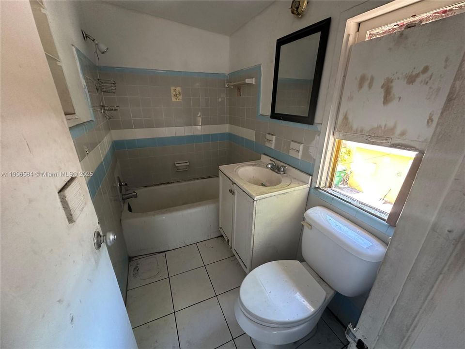 待售: $650,000 (6 贝兹, 3 浴室, 3573 平方英尺)