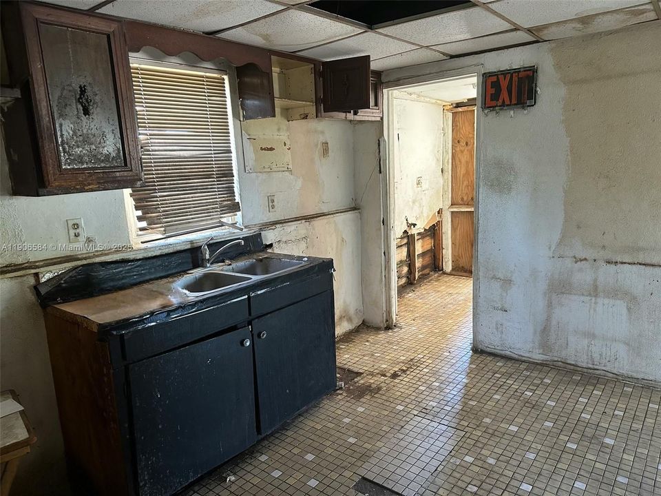 待售: $650,000 (6 贝兹, 3 浴室, 3573 平方英尺)