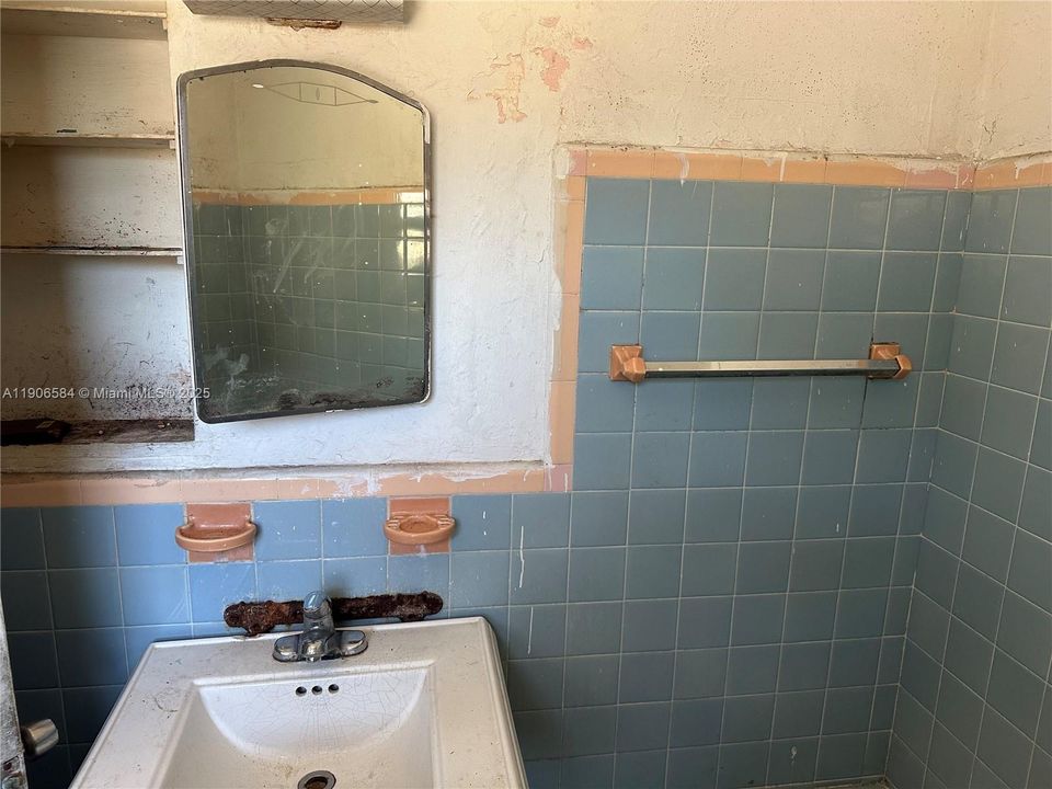 待售: $650,000 (6 贝兹, 3 浴室, 3573 平方英尺)