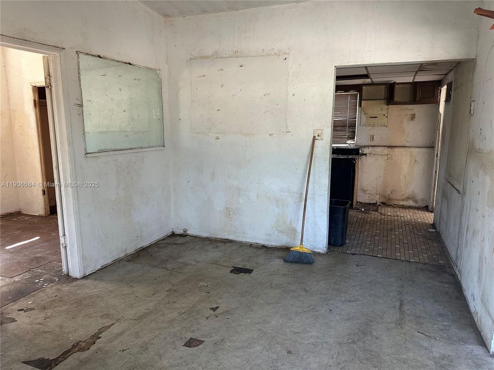 待售: $650,000 (6 贝兹, 3 浴室, 3573 平方英尺)