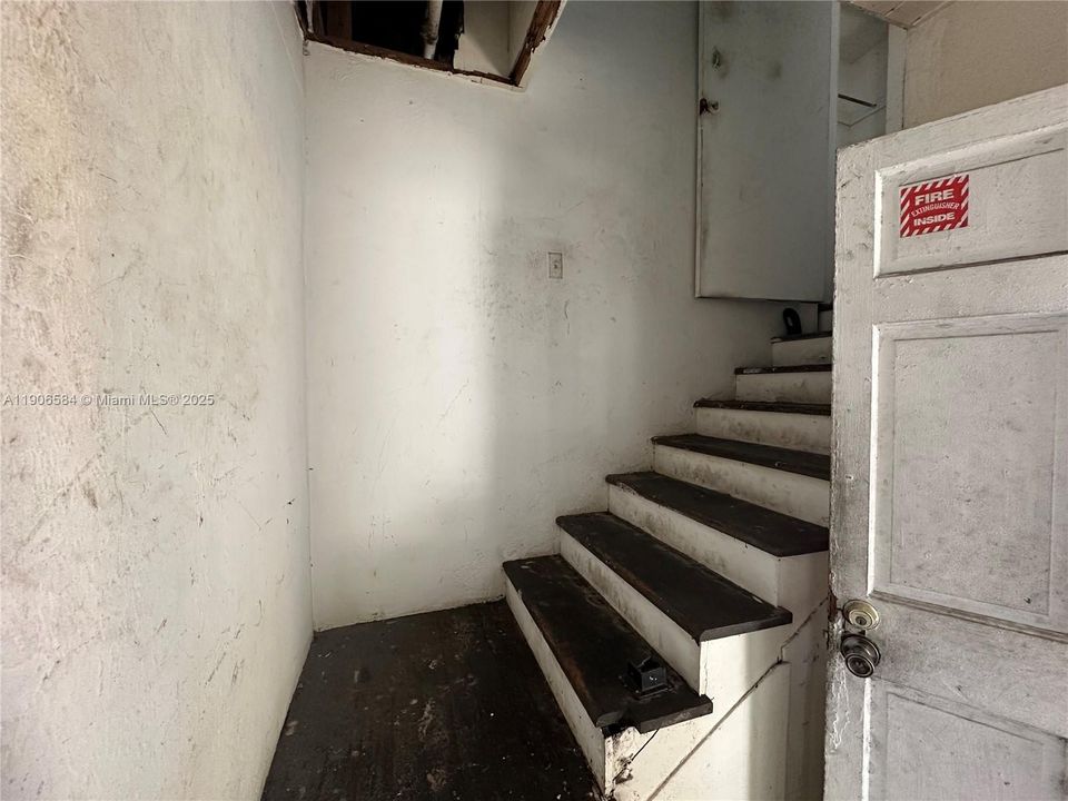 待售: $650,000 (6 贝兹, 3 浴室, 3573 平方英尺)