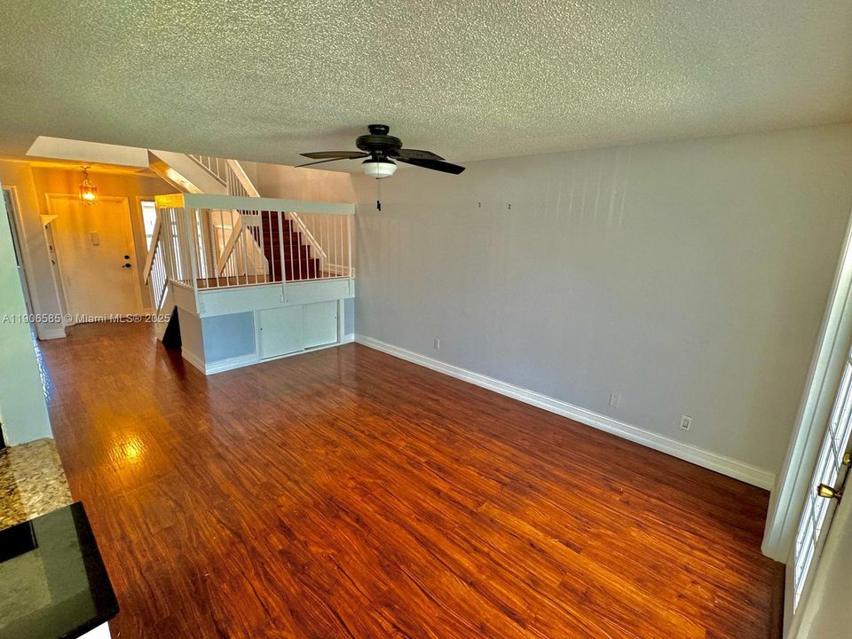 En Venta: $420,000 (4 camas, 3 baños, 1690 Pies cuadrados)