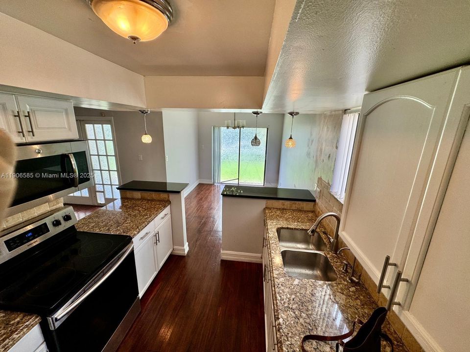 En Venta: $420,000 (4 camas, 3 baños, 1690 Pies cuadrados)